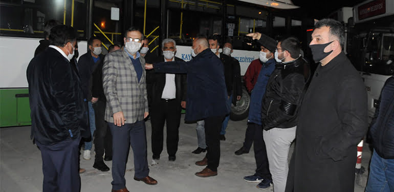 Kayseri’de halk otobüs şoförleri yol kapatıp eylem yaptı