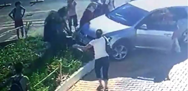 Servis bekleyen iki çocuğun ezilme anları kameraya yansıdı