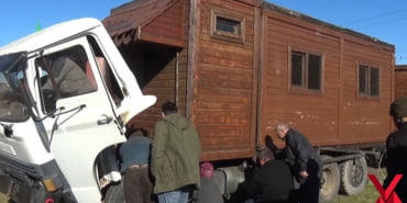kemal-sunal-filmi-gercek-olduahsap-evi-kamyon-kasasina-monte-etti_2744_dhaphoto2
