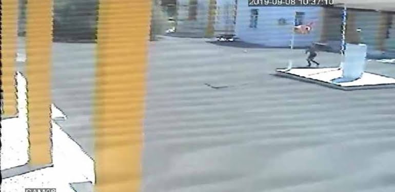 KKTC’de Türk bayrağını indiren Rum, güvenlik kamerasına takıldı
