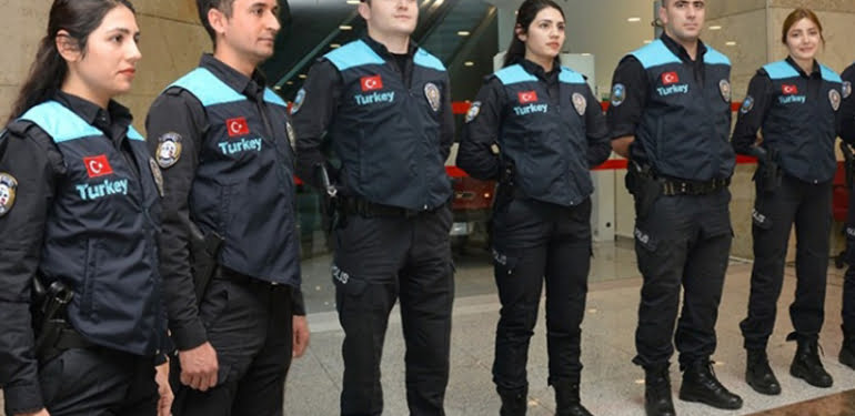 MHP’nin pasaport polislerinin yeni üniformasına tepkisi: Niçin ‘Turkey’!