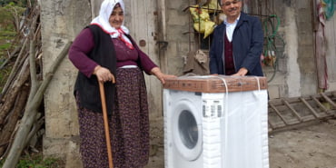 kiyafetlerini-elde-yikayan-yasli-kadina-validen-camasir-makinesi-hediyesi_2556_dhaphoto1