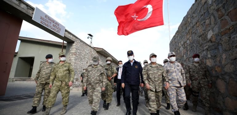 Bakan Akar ve TSK'nın komuta kademesinin sınır bölgesindeki yoğun mesaisi