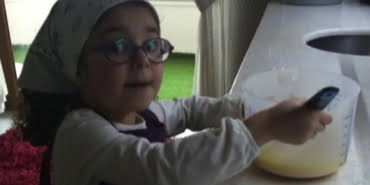 konyali-minik-elmiradan-sarki-soyleyerek-evde-kalin-cagrisi-veryansintv