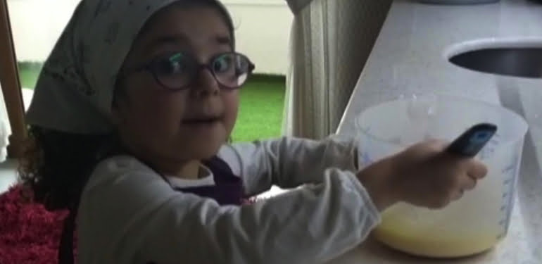 Minik Elmira’dan ‘evde kal’ çağrısı