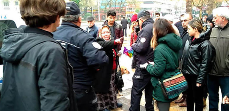 Sıkılan köpek kornayla sahibini çağırdı