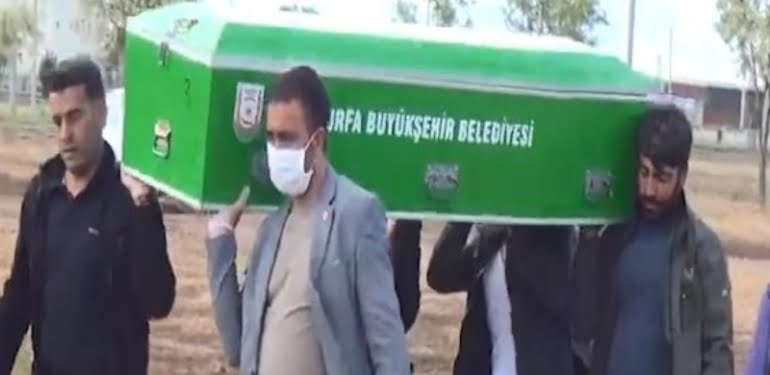 Sokak köpekleri saldıran 2 yaşındaki çocuk öldü