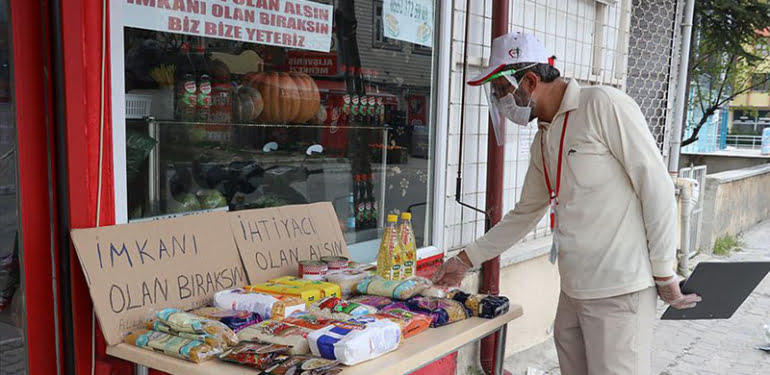 İmkanı olanların yardım bıraktığı stanttan ihtiyaç sahipleri alıyor