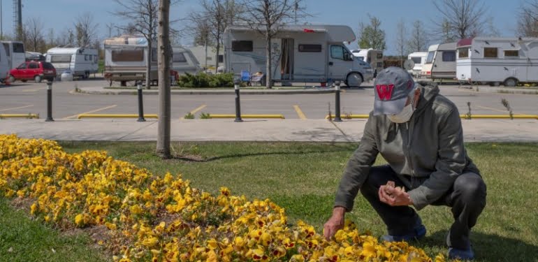 Koronavirüs günlerini karavanda geçiriyorlar