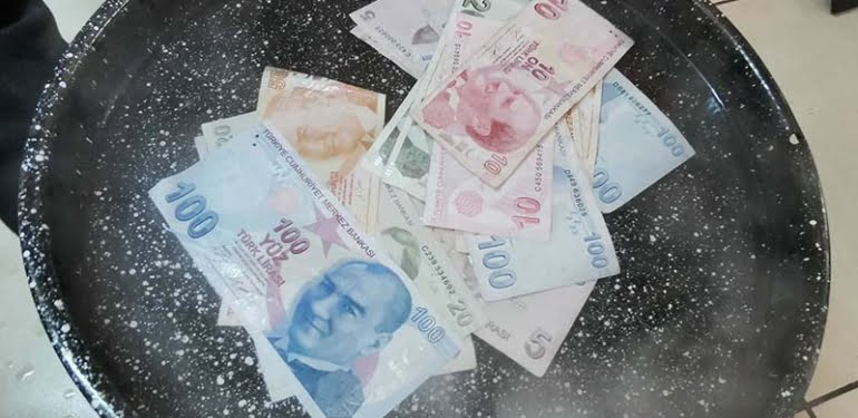 Koronavirüse karşı banknotları 100 derecede kaynatıyor