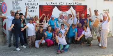 koy-tiyatrosunun-kadinlari-3-yildir-sahnede-alkislari-topluyor_9024_dhaphoto8-1