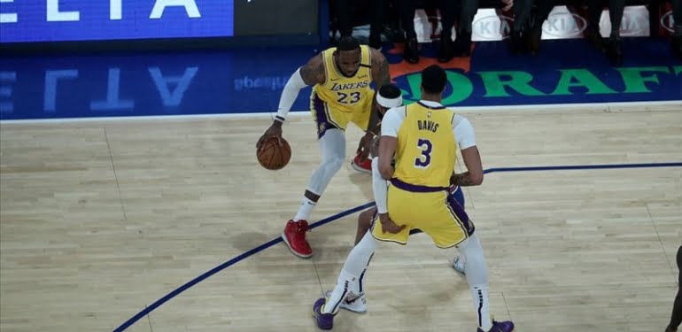 Kral takımını galibiyete ‘triple-double’la uçurudu