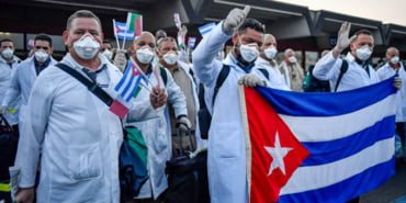 kuba-dan-italya-ya-giden-doktorlar-alkislarla-karsilandi-devrimci-bir-gorevimiz-var-704582-5