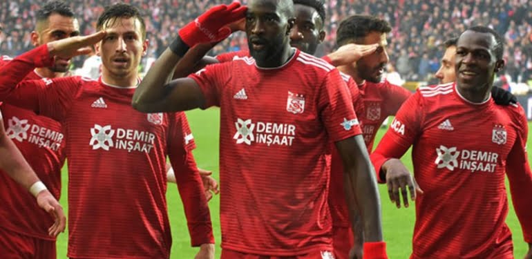 Lider zirveyi kaptırmadı, asker selamını çaktı