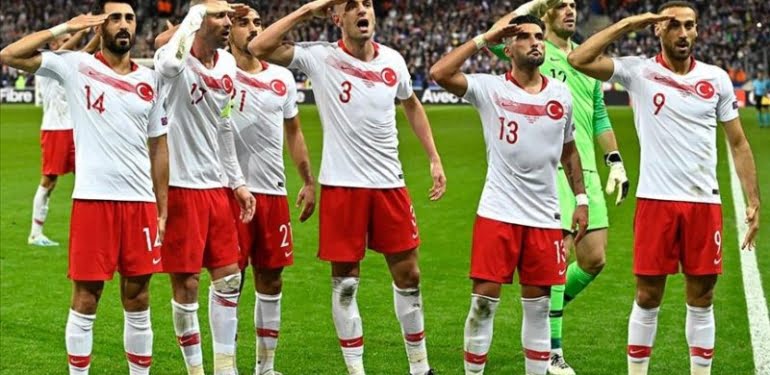 UEFA’nın en iyi 11’inde iki Türk