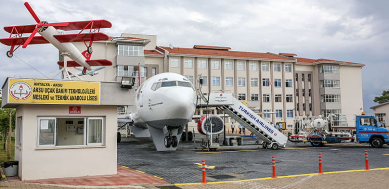 Lise bahçesinde Boeing 737-400