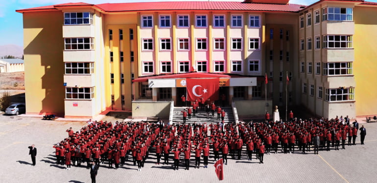 Liselilerin tıklanma rekoru kıran ‘İstiklal Marşı’ klibi