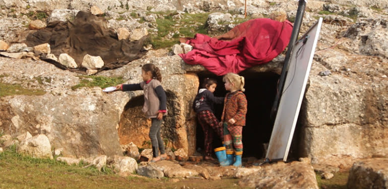 Mağaraya sığınan İdlibli aile sırtlanlara karşı nöbet tutuyor!