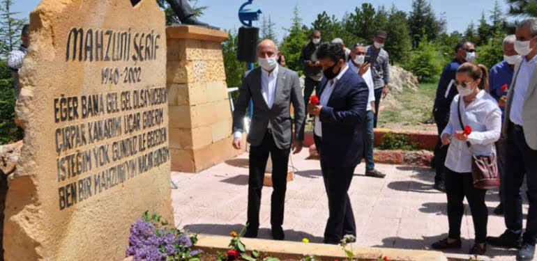 Aşık Mahzuni Şerif, mezarı başında anıldı
