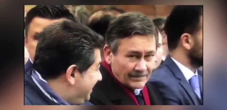 Melih Gökçek’in önünden geçen Bülent Arınç’a bakışları gündem oldu