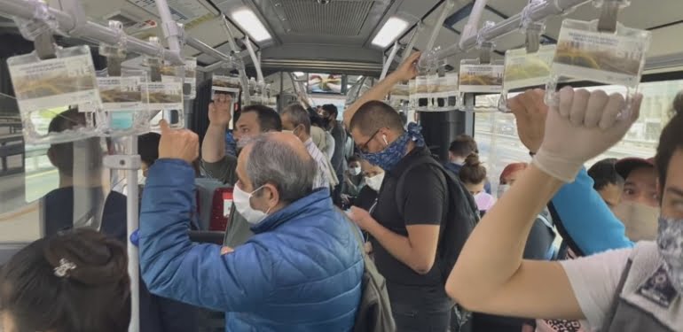 Metrobüslerde sosyal mesafe sıfırlandı