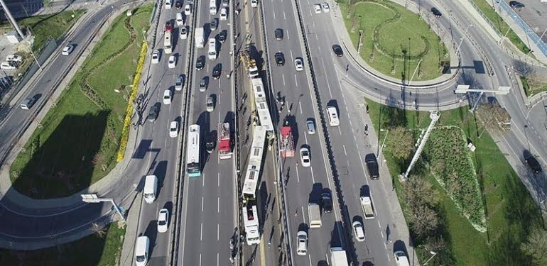 İki metrobüs kafa kafaya çarpıştı!