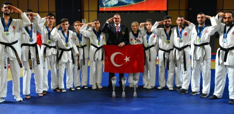 Millilerimiz önce kürsüye çıktı sonra asker selamı çaktı