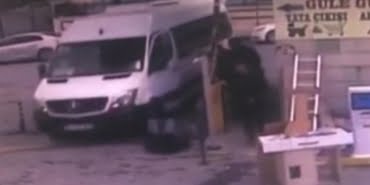minibus-iscinin-uzerinden-gecti
