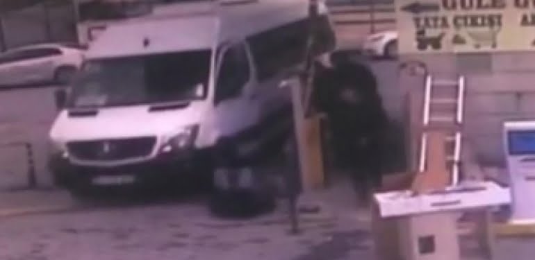 minibus-iscinin-uzerinden-gecti
