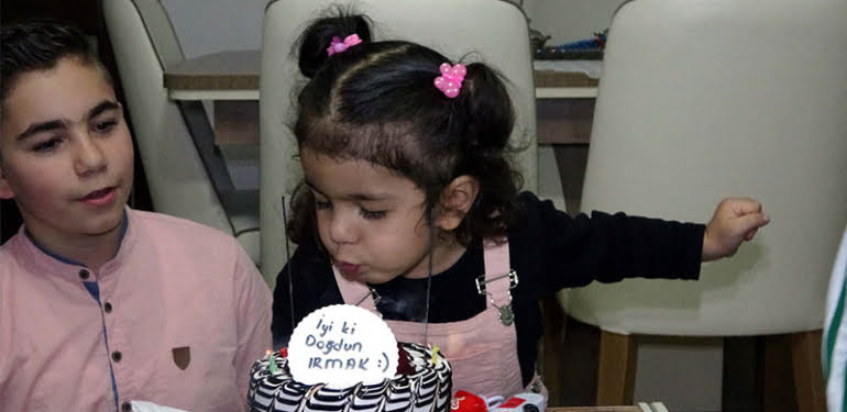 Minik Irmak’a polislerden sürpriz doğum günü