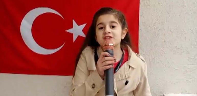 Minik spiker kendi 23 Nisan haberini sundu