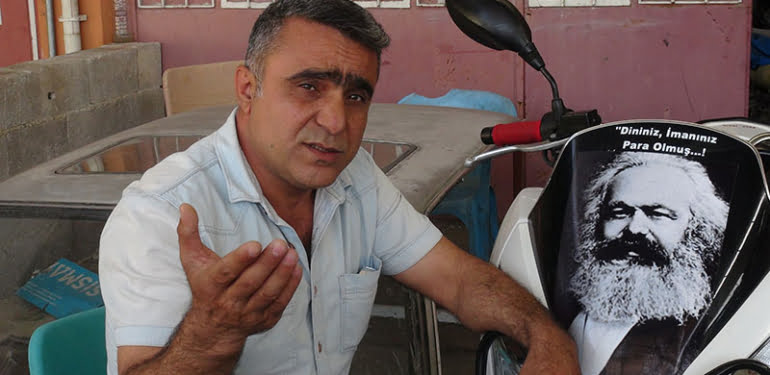 Motosikletine Karl Marks fotoğrafı yapıştıran oğluna böyle tepki gösterdi