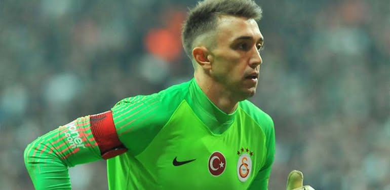 Muslera’dan şehit aileleri için fedakarlık
