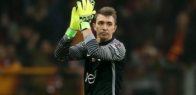 Muslera sezonu kapattı: İki kırık tespit edildi