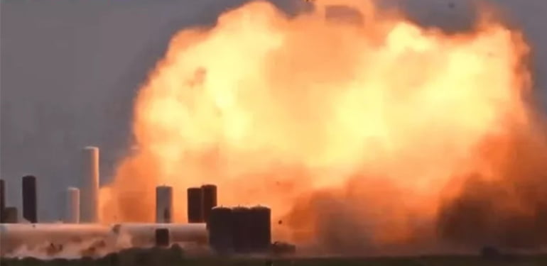 SpaceX’in dev roket prototipi infilak etti! İşte patlamadan görüntüler