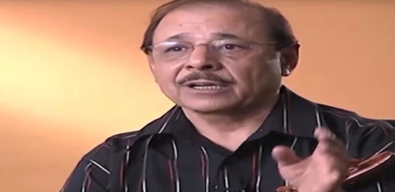 VİDEO- Zeki Müren’in kafasını duvara vurarak dinlediği Neşet Ertaş türküsü