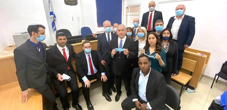 netanyahu-hakim-karisinda