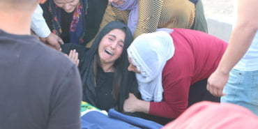 nusaybin-sehidinin-tabutuna-kizlarinin-dugunde-giyecegi-takim-elbise-birakildi_8325_dhaphoto5