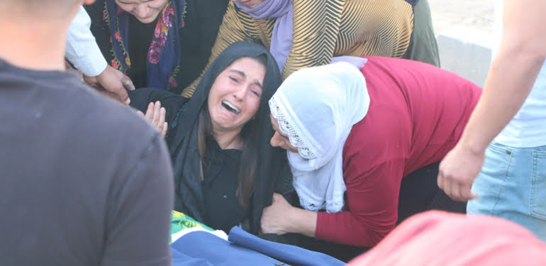 nusaybin-sehidinin-tabutuna-kizlarinin-dugunde-giyecegi-takim-elbise-birakildi_8325_dhaphoto5