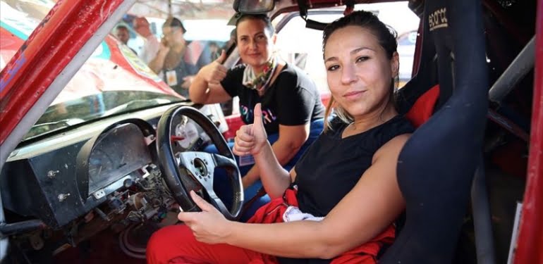off-road-un-kadin-pilotlari-pistin-tozunu-attiriyor
