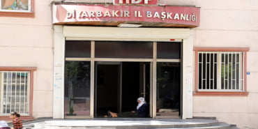 oglunun-daga-kacirildigini-soyleyen-annenin-hdpdeki-eylemi-suruyor_8418_dhaphoto1