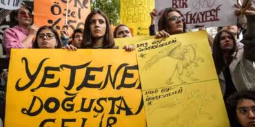 GUZEL SANATLAR LISESI VE GUZEL SANATLAR FAKULTESI OGRENCILERI, YOK'UN BAZI BOLUMLERDE YETENEK SINAVINI KALDIRMA KARARINI PROTESTO ETMEK ICIN MIMAR SINAN UNIVERSITESI GUZEL SANATLAR FAKULTESI YANINDA BULUNAN FINDIKLI PARKI'NDA TOPLANDI