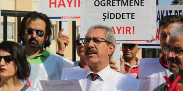 ogretmeni-dovdugu-iddia-edilen-mudure-yeni-okulunda-tepki_7625_dhaphoto1