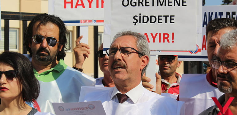 ogretmeni-dovdugu-iddia-edilen-mudure-yeni-okulunda-tepki_7625_dhaphoto1