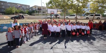 Gazipaşa İlkokulu ve Ortaokulu bahçesinde İlköğretim Hafta