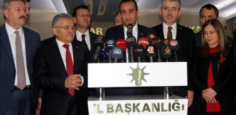 once-istifa-etti-sonra-akp-ye-gecti-iste-o-belediye-baskani