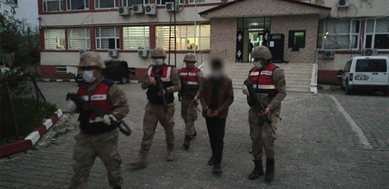 Örgütü üyeliğinden aranırken, kumar oynarken yakalandı