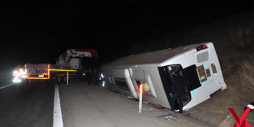 osmaniyede-yolcu-otobusu-sarampole-devrildi-25-yarali-ek-fotograflar_2804_dhaphoto4