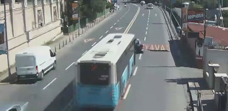VİDEO – Beşiktaş’ta özel halk otobüsü motosiklete çarptı