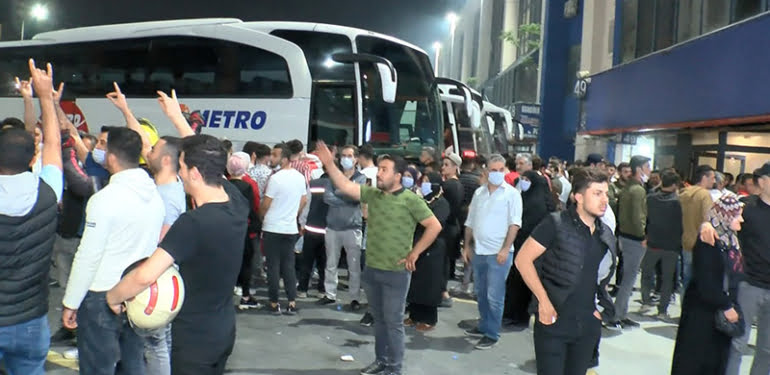 Maskesiz, sosyal mesafesiz asker uğurlaması